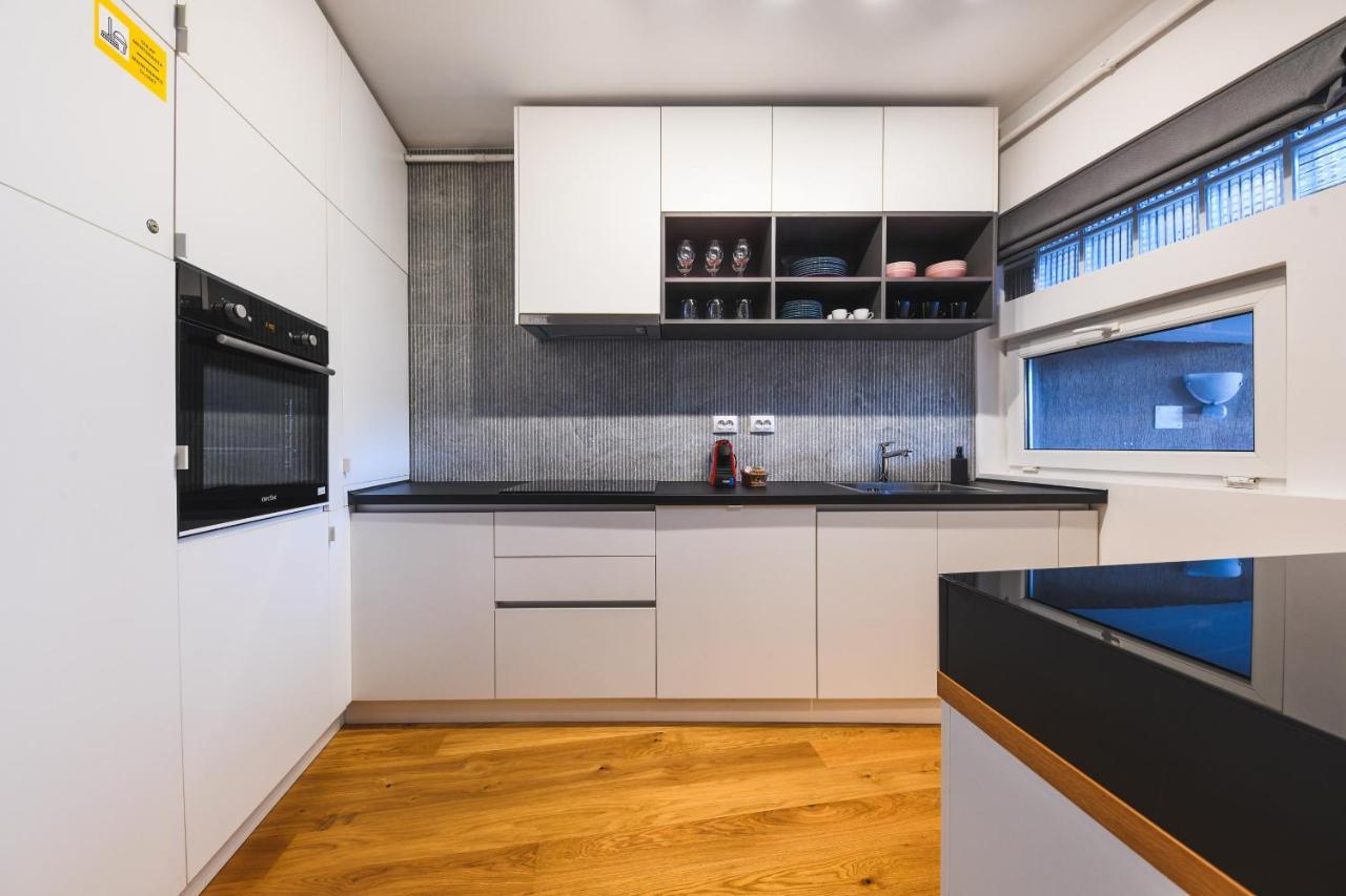 Charming 2 Bedroom Apartment クルージュ＝ナポカ エクステリア 写真